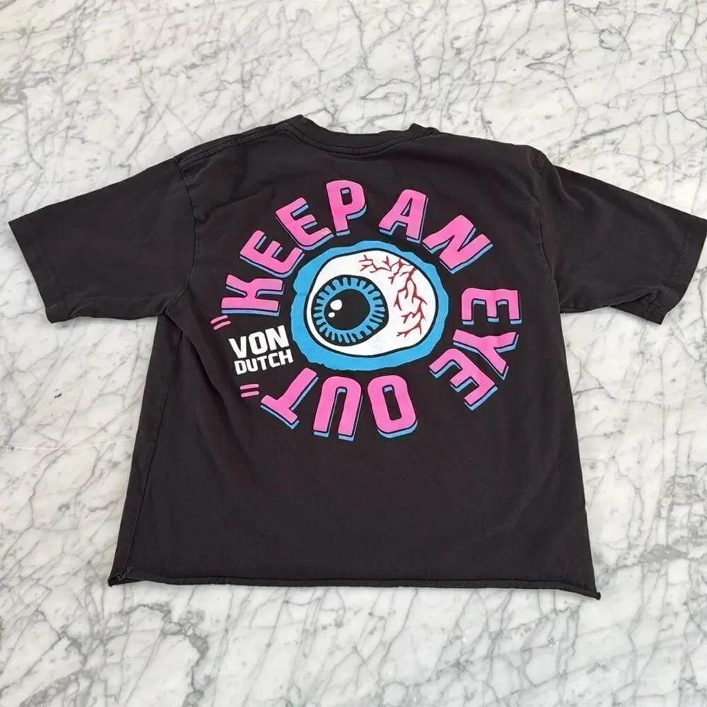 Von Dutch "KEEP AN EYE OUT" Eyeball Graphic Tee/T-Shirt Medium Cropped